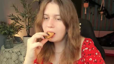 Snapshot of fioramarmoris chatting on 10/26/25, 05:13 fiora online show from 10/26/25, 05:13