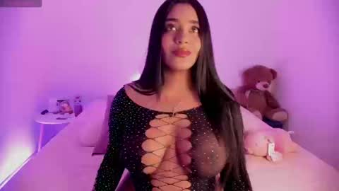 Snapshot of fiorellahecht chatting on 10/16/25, 09:49 mishellehecht online show from 10/16/25, 09:49