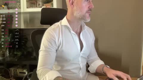 Snapshot of fit_rubinho chatting on 12/19/24, 04:02 Rubn online show from 12/19/24, 04:02