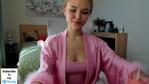 Snapshot of flooora_0 chatting on 05/12/26, 01:25 Mona online show from 05/12/26, 01:25