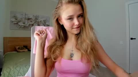 Snapshot of flooora_0 chatting on 06/05/26, 01:23 Mona online show from 06/05/26, 01:23