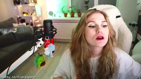 Snapshot of floralporn chatting on 03/06/25, 08:48 Flora Pepega online show from 03/06/25, 08:48