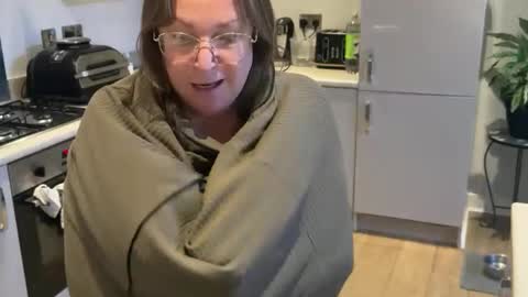 Snapshot of flossyishot chatting on 10/17/25, 06:32 flossyishot online show from 10/17/25, 06:32