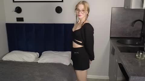 Snapshot of flower_princess3 chatting on 10/17/25, 11:24 Dolly online show from 10/17/25, 11:24