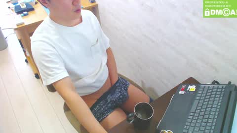 Snapshot of flowerbox chatting on 01/19/25, 01:43 flowerbox online show from 01/19/25, 01:43