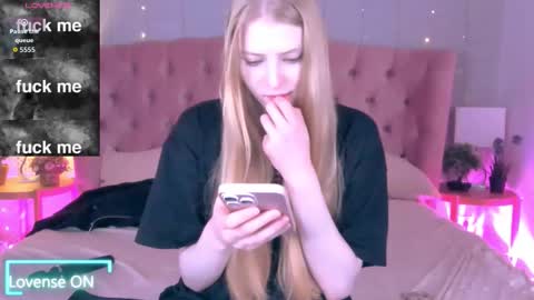 Mia online show from 10/25/25, 01:51