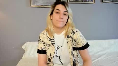 Snapshot of foamcascade chatting on 12/15/25, 05:55 Ellie online show from 12/15/25, 05:55