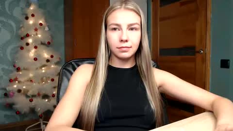 Snapshot of fofhcf chatting on 12/28/24, 02:01 Molli Ready for any play with you. Hottest show in pvt Help a student earn big tokens online show from 12/28/24, 02:01