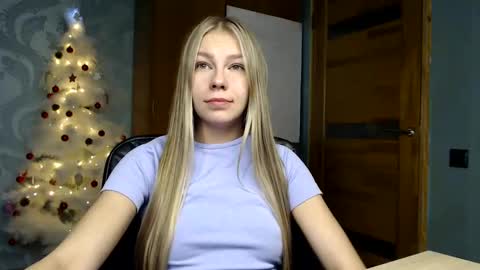 Snapshot of fofhcf chatting on 01/17/25, 12:31 Molli Ready for any play with you. Hottest show in pvt Help a student earn big tokens online show from 01/17/25, 12:31