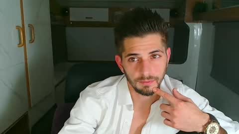 independent model online show from 10/26/25, 06:03