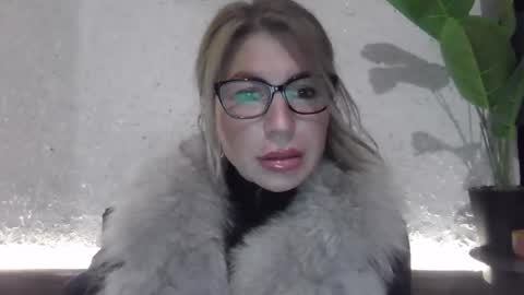 fox_red_lady7 online show from 12/03/24, 04:39