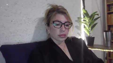 fox_red_lady7 online show from 03/09/25, 06:32