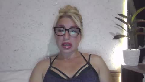 fox_red_lady7 online show from 10/02/25, 07:43