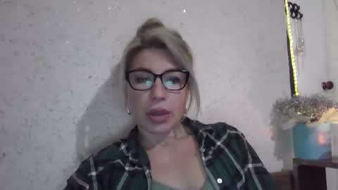 fox_red_lady7 online show from 01/14/26, 04:23