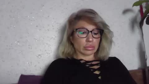 fox_red_lady7 online show from 04/17/26, 07:44