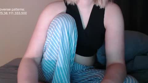 i am your baby Alien  online show from 11/27/25, 12:46