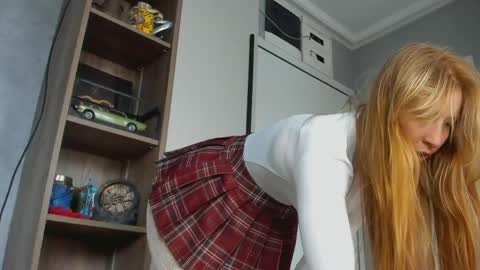Snapshot of foxie_kiss chatting on 05/24/26, 08:30 Hello world Feel free to follow online show from 05/24/26, 08:30