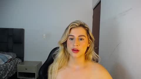 Snapshot of foxvalerin chatting on 09/22/25, 11:12 Valerin. online show from 09/22/25, 11:12