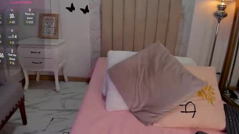 Snapshot of foxy200__ chatting on 11/12/25, 07:46 Foxy online show from 11/12/25, 07:46