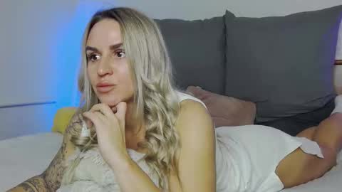 Snapshot of foxy_kimmi chatting on 11/22/25, 07:07 Foxy Kimmi online show from 11/22/25, 07:07