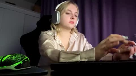 Snapshot of foxylure chatting on 10/25/25, 09:31 Emma online show from 10/25/25, 09:31