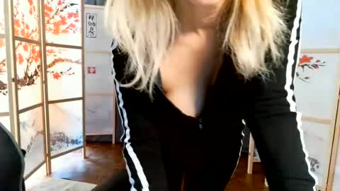 Snapshot of francelune chatting on 06/13/26, 03:21 francelune online show from 06/13/26, 03:21