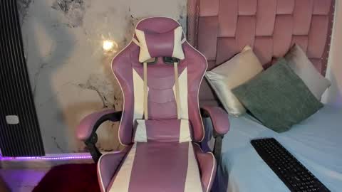 Laura online show from 09/15/25, 07:58