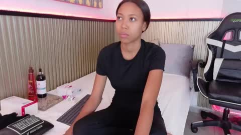 Laura online show from 12/21/25, 12:23