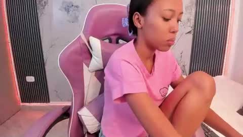 Snapshot of francis_leams chatting on 06/19/26, 07:17 Laura online show from 06/19/26, 07:17