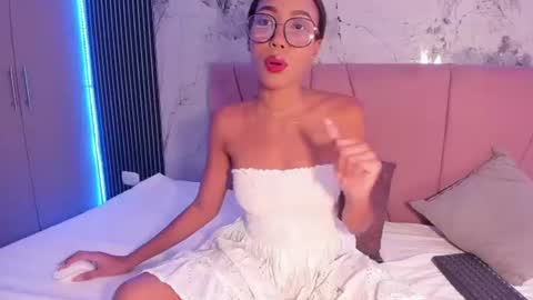 Snapshot of francis_leams chatting on 07/22/26, 07:27 Laura online show from 07/22/26, 07:27