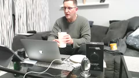 Snapshot of frank49m chatting on 02/12/25, 01:37 Frank online show from 02/12/25, 01:37