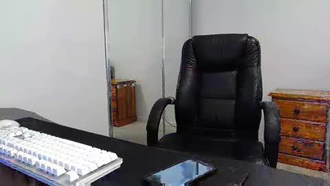 Snapshot of fraser_guilen chatting on 02/24/25, 11:52 Fraser online show from 02/24/25, 11:52