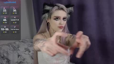 Snapshot of fraulein_mooon chatting on 12/15/24, 02:52 Asya UwU online show from 12/15/24, 02:52