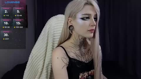 Snapshot of fraulein_mooon chatting on 01/03/25, 07:18 Asya UwU online show from 01/03/25, 07:18