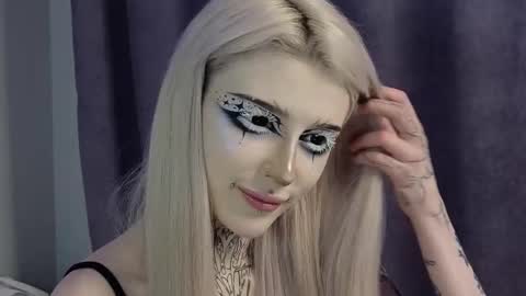 Snapshot of fraulein_mooon chatting on 01/04/25, 05:37 Asya UwU online show from 01/04/25, 05:37