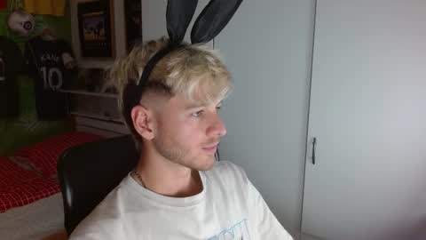 Snapshot of freddy_star chatting on 10/31/25, 02:07 Frederick Perin online show from 10/31/25, 02:07