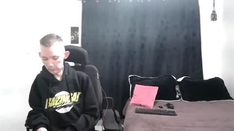 Snapshot of frenchroulette chatting on 12/31/24, 12:04 Thomas y Sophia online show from 12/31/24, 12:04