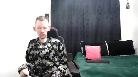 Snapshot of frenchroulette chatting on 03/09/25, 09:57 Thomas y Sophia online show from 03/09/25, 09:57