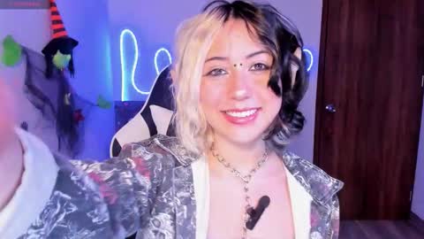 Snapshot of frida_lassi_ chatting on 10/27/25, 12:42 frida_lassi_ online show from 10/27/25, 12:42