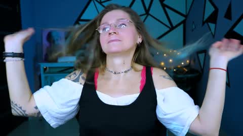 Snapshot of fridatander chatting on 12/22/24, 09:22 Frida Tander online show from 12/22/24, 09:22