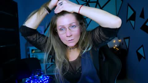 Snapshot of fridatander chatting on 12/25/24, 12:37 Frida Tander online show from 12/25/24, 12:37