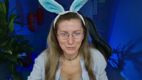 Snapshot of fridatander chatting on 12/30/24, 09:05 Frida Tander online show from 12/30/24, 09:05