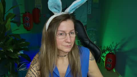 Snapshot of fridatander chatting on 12/31/24, 10:04 Frida Tander online show from 12/31/24, 10:04