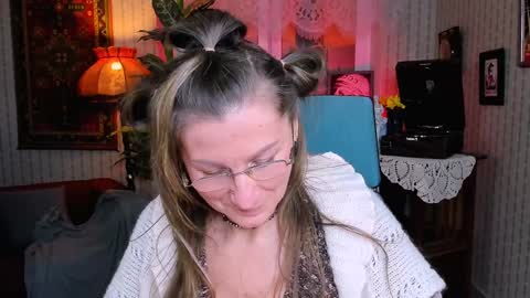 Snapshot of fridatander chatting on 01/31/25, 03:33 Frida Tander online show from 01/31/25, 03:33