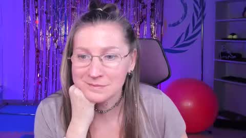 Snapshot of fridatander chatting on 02/23/25, 12:16 Frida Tander online show from 02/23/25, 12:16