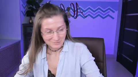 Snapshot of fridatander chatting on 03/10/25, 12:15 Frida Tander online show from 03/10/25, 12:15