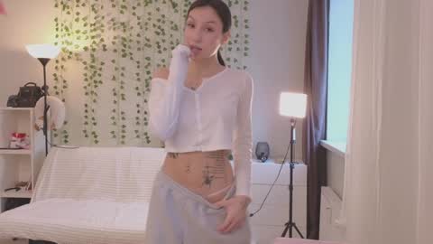 Snapshot of friend_foryou chatting on 12/10/24, 08:40 Lina online show from 12/10/24, 08:40