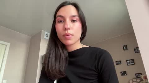 Snapshot of friend_foryou chatting on 09/18/25, 01:46 Lina online show from 09/18/25, 01:46