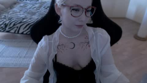 Snapshot of fromsun_forsoul chatting on 05/05/26, 12:02 Lilith online show from 05/05/26, 12:02