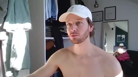 Snapshot of frozenyoga chatting on 02/01/25, 10:48 frozenyoga online show from 02/01/25, 10:48